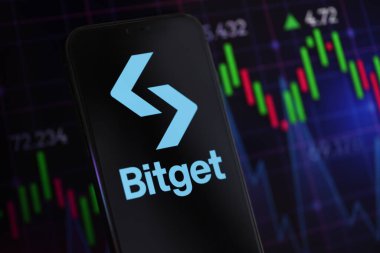 KYIV, UKRAINE - iPhone ekranında 15 Mart 2024 Bitget logosu ve kripto para birimi değer tabloları. Kripto döviz portalı
