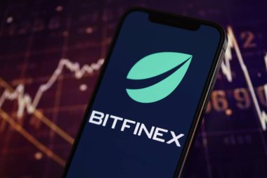 KYIV, UKRAINE - iPhone ekranında 15 Mart 2024 Btfinex logosu ve kripto para birimi değer grafikleri. Kripto döviz portalı