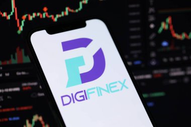 KYIV, UKRAINE - iPhone ekranında 15 Mart 2024 Digifinex logosu ve kripto para birimi değer grafikleri. Kripto döviz portalı