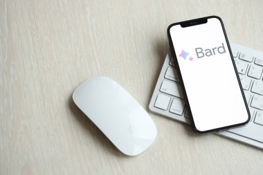 KYIV, UKRAINE - 17 Mart 2024 Google Ozan logosu iPhone ekranında elma klavyesi ve fareyle birlikte. Yapay Zeka Motoru