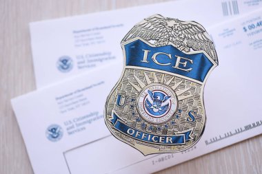 KYIV, UKRAINE - 9 Mart 2024 USCIS posta zarfında ABD ICE memuru rozeti