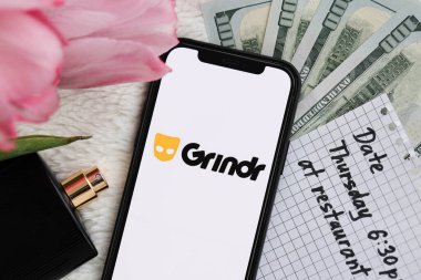 KYIV, UKRAINE - 23 Şubat 2024 Ünlü çöpçatanlık sitesi veya iPhone ekranındaki uygulamanın logosu