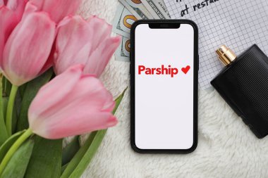 KYIV, UKRAINE - 23 Şubat 2024 Ünlü flört sitesinin logosu veya iPhone ekranındaki uygulama iPhone ekranını kapat