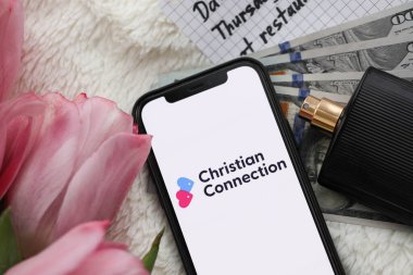 KYIV, UKRAINE - 23 Şubat 2024 Ünlü çöpçatanlık sitesi veya iPhone ekranındaki uygulamanın Hıristiyan Bağlantısı logosu