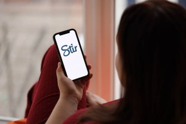 KYIV, UKRAINE - 23 Şubat 2024 Ünlü çöpçatanlık sitesinin logosu veya iPhone ekranındaki uygulamayı kapat