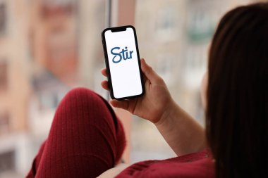 KYIV, UKRAINE - 23 Şubat 2024 Ünlü çöpçatanlık sitesinin logosu veya iPhone ekranındaki uygulamayı kapat