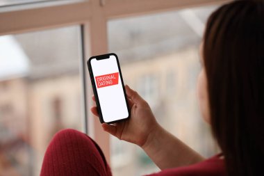 KYIV, UKRAINE - 23 Şubat 2024 Ünlü randevu sitesi veya iPhone ekranındaki uygulamanın orijinal logosu