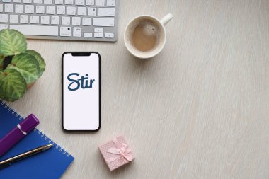 KYIV, UKRAINE - 23 Şubat 2024 Ünlü çöpçatanlık sitesinin logosu veya iPhone ekranındaki uygulamayı kapat