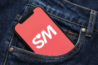 KYIV, UKRAINE - 23 Şubat 2024 Ünlü çöpçatanlık sitesi ya da iPhone ekranındaki uygulamanın sunucu logosu