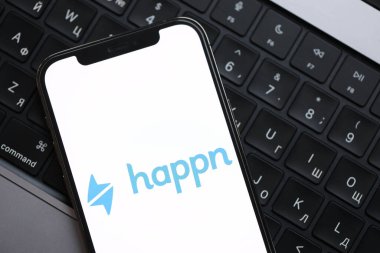 KYIV, UKRAINE - 23 Şubat 2024 Ünlü çöpçatanlık sitesinin logosu veya iPhone ekranındaki uygulama Kapat