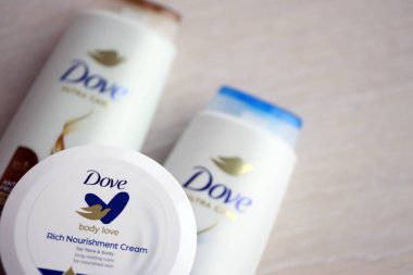 KYIV, UKRAINE - 27 Şubat 2024 Dove Prodüksiyonu, günümüzde Unilever 'a ait olan ve 80' den fazla ülkede satılan bir kişisel bakım markası.