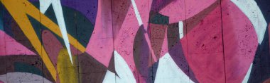 Duvarında parlak aerosol çizgileri olan grafiti resimlerinin renkli arka planı. Eski moda sokak sanatı sprey boya kutularından yapılmış. Çağdaş gençlik kültürü arka planı