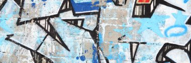 Duvarında parlak aerosol çizgileri olan grafiti resimlerinin renkli arka planı. Eski moda sokak sanatı sprey boya kutularından yapılmış. Çağdaş gençlik kültürü arka planı