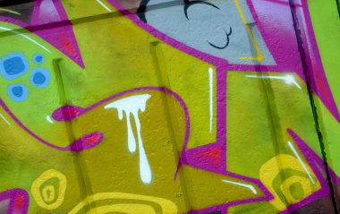 Duvarında parlak aerosol çizgileri olan grafiti resimlerinin renkli arka planı. Eski moda sokak sanatı sprey boya kutularından yapılmış. Çağdaş gençlik kültürü arka planı