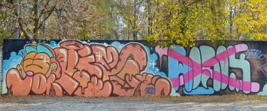 Sokak sanatı kültürü tarzında boya lekeleriyle süslenmiş eski duvar. Duvarında parlak aerosol çizgileri olan graffiti resimlerinin renkli arka planı. Renkli arkaplan dokusu
