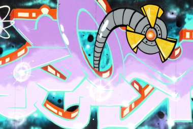 Duvarında parlak aerosol çizgileri olan grafiti resimlerinin renkli arka planı. Eski moda sokak sanatı sprey boya kutularından yapılmış. Çağdaş gençlik kültürü arka planı