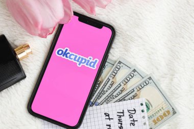 KYIV, UKRAINE - 23 Şubat 2024 Ünlü çöpçatanlık sitesi veya iPhone ekranındaki uygulama logosu