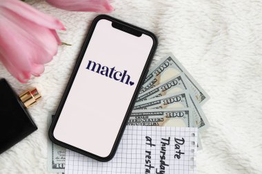 KYIV, UKRAINE - 23 Şubat 2024 Ünlü çöpçatanlık sitesinin logosu veya iPhone ekranındaki uygulamayı kapat