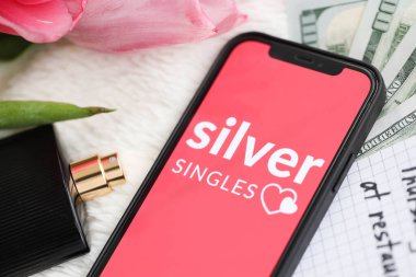 KYIV, UKRAINE - 23 Şubat 2024 Ünlü flört sitesi logosu veya iPhone ekranındaki uygulama iPhone ekranını kapat