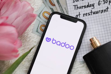 KYIV, UKRAINE - 23 Şubat 2024 Ünlü çöpçatanlık sitesi ya da iPhone ekranındaki uygulama logosu