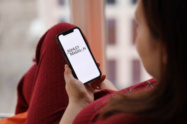 KYIV, UKRAINE - 23 Şubat 2024 Ashley Madison logosu iPhone ekranındaki ünlü çöpçatanlık sitesi veya uygulaması