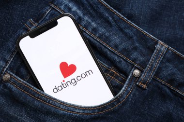 KYIV, UKRAINE - 23 Şubat 2024 tarihli Datingcom sitesi logosu veya iPhone ekranındaki uygulamayı kapat