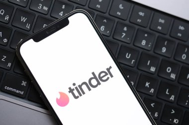 KYIV, UKRAINE - 23 Şubat 2024 Ünlü çöpçatanlık sitesi veya iPhone ekranındaki uygulamanın Tinder logosu
