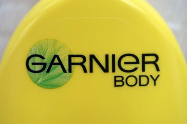 KYIV, UKRAINE - 27 Şubat 2024 Garnier yapımı, sarı şişede şirket logosu var.