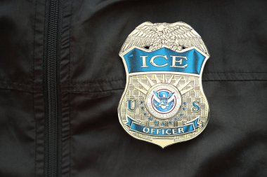 KYIV, UKRAINE - 9 Mart 2024 US ICE memurunun siyah ceketli rozeti