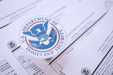KYIV, UKRAINE - 9 Mart 2024 ABD İç Güvenlik Bakanlığı birçok USCIS göç formunu mühürledi
