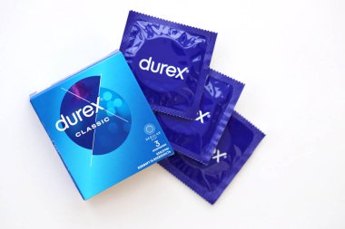 KYIV, UKRAINE - 27 Kasım 2023 Durex mavi prezervatifler.