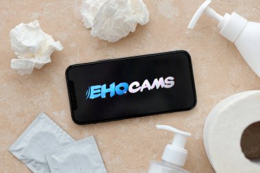 KYIV, UKRAINE - 23 Ocak 2024 EhoCams yetişkin içeriği web sitesi logosu iPhone 12 Pro akıllı telefon ekranında