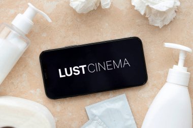 KYIV, UKRAINE - 23 Ocak 2024 LustCinema yetişkin içeriği web sitesi logosu iPhone 12 Pro akıllı telefon ekranında