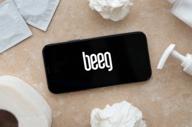 KYIV, UKRAINE - 23 Ocak 2024 Beeg yetişkin içeriği web sitesi logosu iPhone 12 Pro akıllı telefon ekranında