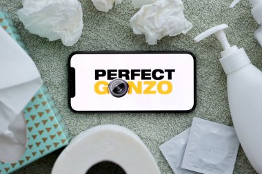 KYIV, UKRAINE - 23 Ocak 2024 Mükemmel Gonzo yetişkin içeriği web sitesi logosu iPhone 12 Pro akıllı telefon ekranında