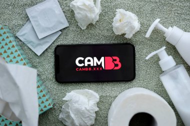 KYIV, UKRAINE - 23 Ocak 2024 CamBB yetişkin içeriği web sitesi logosu iPhone 12 Pro akıllı telefon ekranında