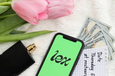 KYIV, UKRAINE - 23 Şubat 2024 Ünlü çöpçatanlık sitesi veya iPhone ekranındaki uygulama logosu