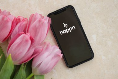 KYIV, UKRAINE - 23 Şubat 2024 Ünlü çöpçatanlık sitesinin logosu veya iPhone ekranındaki uygulama Kapat