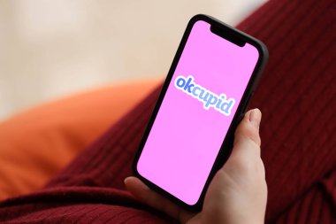 KYIV, UKRAINE - 23 Şubat 2024 Ünlü çöpçatanlık sitesi veya iPhone ekranındaki uygulama logosu