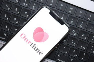 KYIV, UKRAINE - 23 Şubat 2024 Ünlü çöpçatanlık sitemiz ya da iPhone ekranındaki uygulamamız