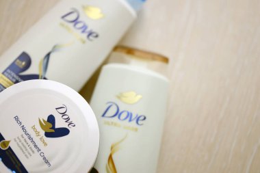 KYIV, UKRAINE - 27 Şubat 2024 Dove Prodüksiyonu, günümüzde Unilever 'a ait olan ve 80' den fazla ülkede satılan bir kişisel bakım markası.