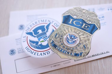 KYIV, UKRAINE - 9 Mart 2024 ABD Göçmen Bürosu rozeti ve USCIS zarfında İç Güvenlik Mührü
