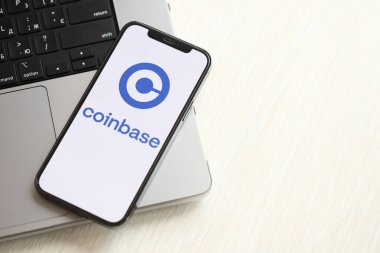 KYIV, UKRAINE - 15 Mart 2024 MacBook panelinde iPhone ekranında bozuk para üssü logosu. iPhone ekranındaki şifreli döviz portalı logosu ve MacBook 'ta dolar ve bitcoin' ler.