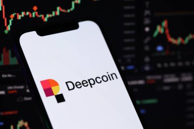 KYIV, UKRAINE - iPhone ekranında 15 Mart 2024 Deepcoin logosu ve kripto para birimi değer grafikleri. Kripto döviz portalı