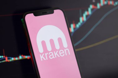 KYIV, UKRAINE - iPhone ekranında 15 Mart 2024 Kraken logosu ve kripto para birimi değer grafikleri. Kripto döviz portalı