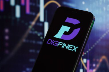 KYIV, UKRAINE - iPhone ekranında 15 Mart 2024 Digifinex logosu ve kripto para birimi değer grafikleri. Kripto döviz portalı