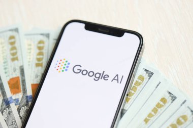 KYIV, UKRAINE - 17 Mart 2024 Google AI logosu iPhone ekranında yüzlerce dolarlık banknotlarla. Yapay Zeka Motoru