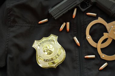 KYIV, UKRAINE - 9 Mart 2024 Siyah ceketli, silahlı, mermili ve kelepçeli ABD Özel Polis rozeti