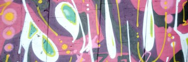 Duvarında parlak aerosol çizgileri olan grafiti resimlerinin renkli arka planı. Eski moda sokak sanatı sprey boya kutularından yapılmış. Çağdaş gençlik kültürü arka planı
