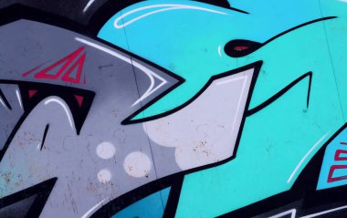 Duvarında parlak aerosol çizgileri olan grafiti resimlerinin renkli arka planı. Eski moda sokak sanatı sprey boya kutularından yapılmış. Çağdaş gençlik kültürü arka planı